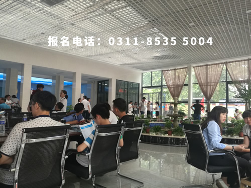 石家莊鐵路職業(yè)技工學(xué)校學(xué)費(fèi)一年多少？