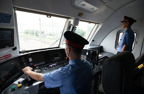 非鐵路專業(yè)能參加火車司機(jī)短期培訓(xùn)嗎？火車司機(jī)招聘要求