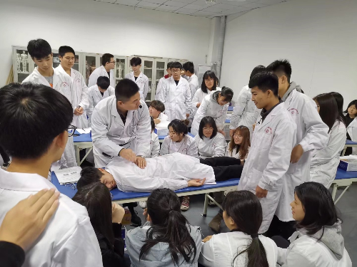 以后想當(dāng)臨床醫(yī)生，上石家莊冀聯(lián)醫(yī)學(xué)中專學(xué)校選什么專業(yè)？